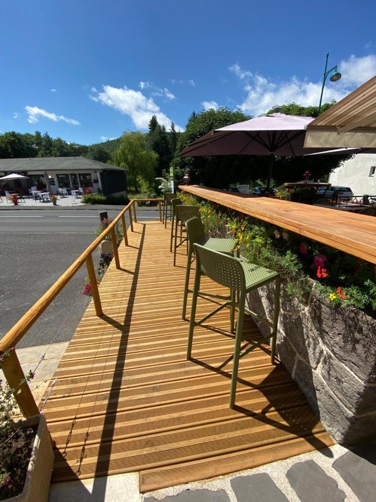 Hotel Restaurant Le Grillon Chambon-sur-Lac Exterior foto